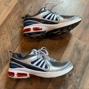 Champion O2 duo dry athletic shoes - boys size 5 (fits women’s size 6)